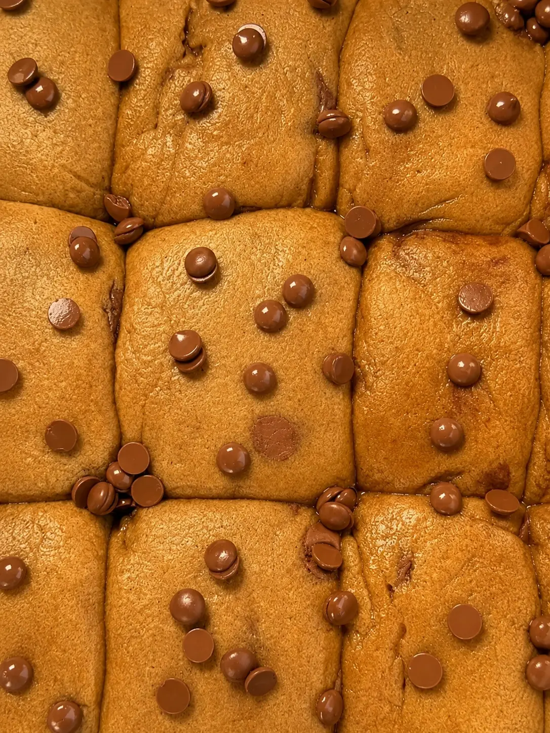 Varma cookies täckta med chokladknappar